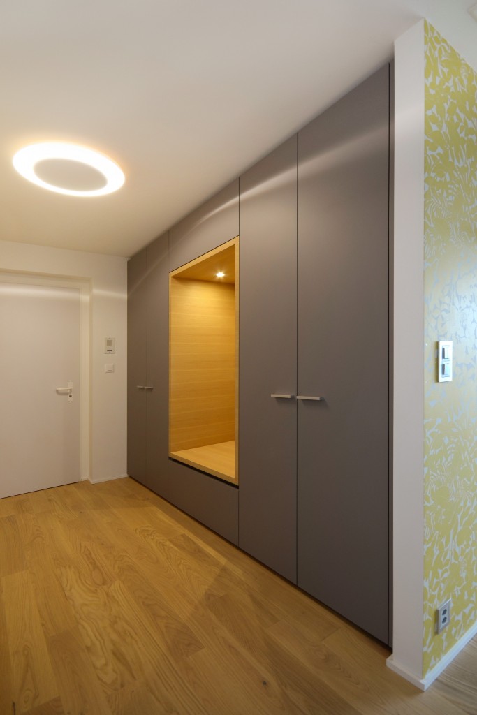 schrank-grau